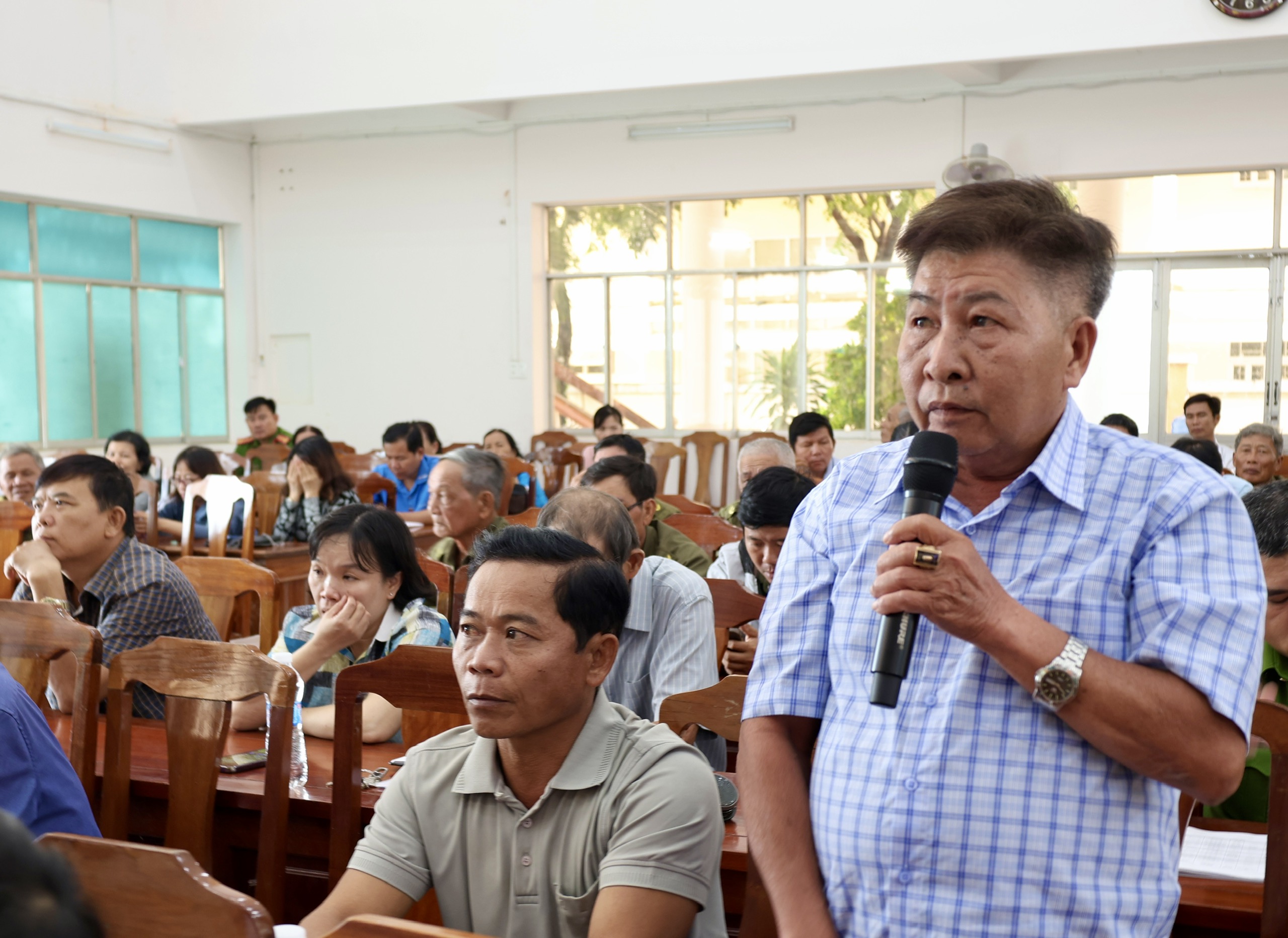 CA lang nghe dan noi.Ykien.jpg