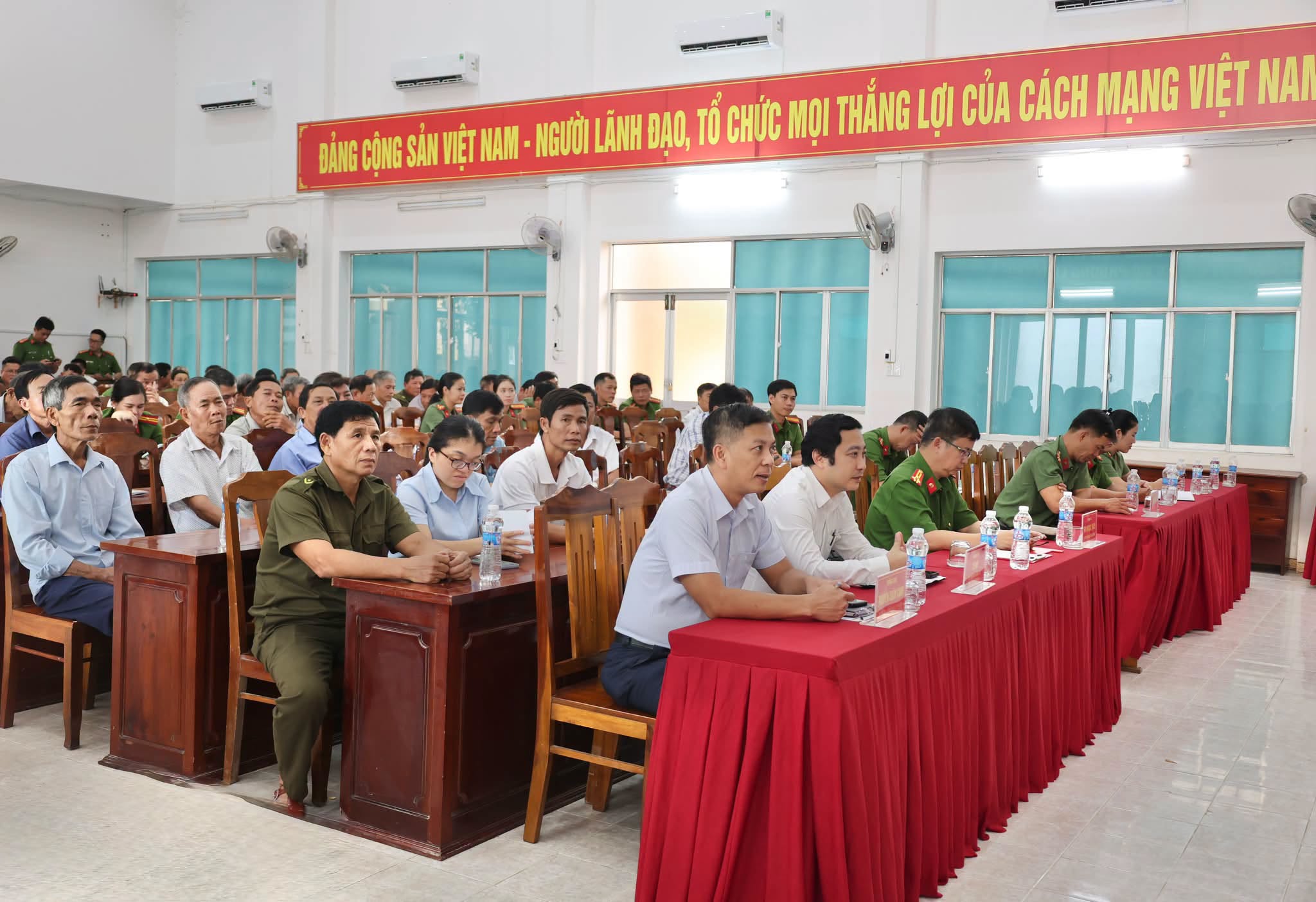 CA lang nghe dan noi.db dong.jpg